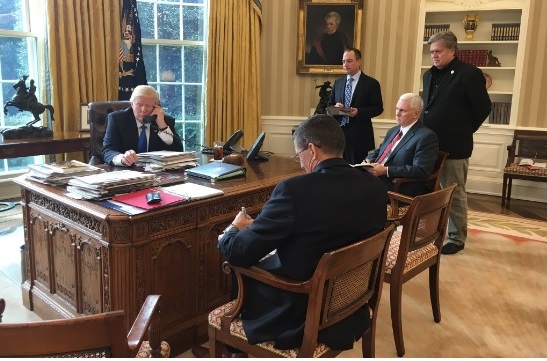 白宮發言人史派瑟（Sean Spicer）在Twitter發布川普與普亭通電話的照片。   圖：翻攝自Sean Spicer推特。