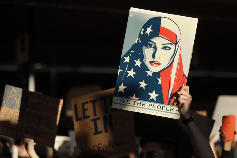 美國舊金山國際機場28日也湧入示威人潮，抗議川普的穆斯林禁入美國的命令。   圖：達志影像/美聯社。