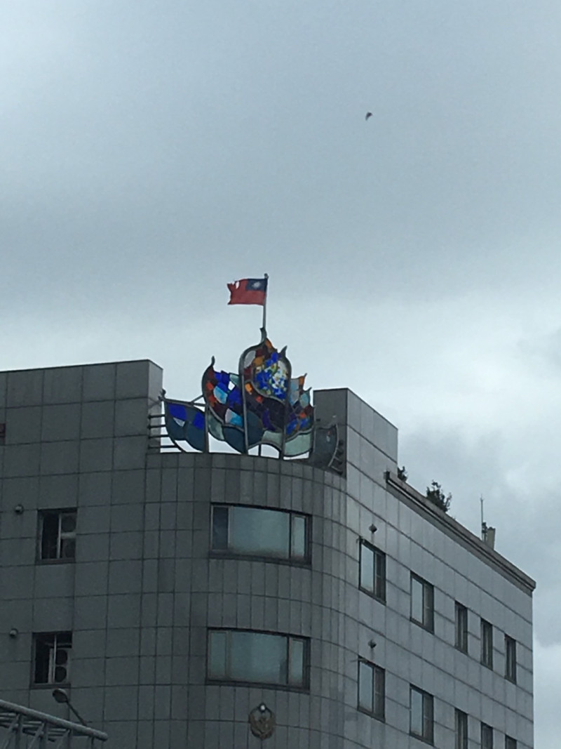 台北市政府消防局第三大隊內湖中隊民權分隊樓頂國旗竟被大風吹出一個大洞。   圖：讀者提供