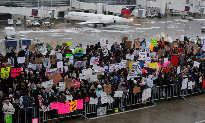 針對川普的穆斯林旅遊禁令，美國主要機場都發生嚴重抗議。圖為底特律大都會機場外，數百名抗議人士。   圖：達志影像/路透社提供