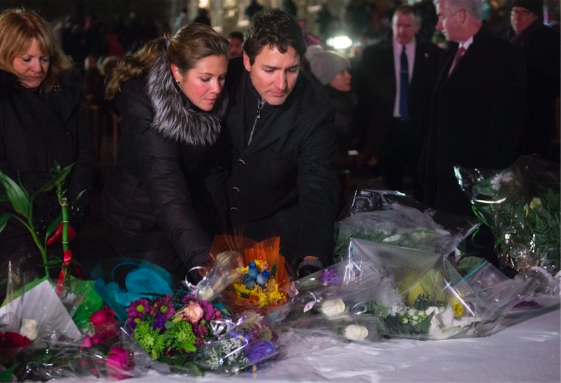 加拿大魁北一間伊斯蘭文化中心1月29日發生槍擊案，造成6人死亡，加拿大總理杜魯道（Justin Trudeau）與妻子前往事發現場獻花致意。   圖：達志影像/美聯社。