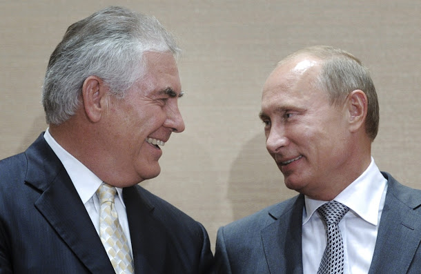 美國新國務卿狄勒森（左）與俄羅斯總統普亭關係匪淺。   圖：達志影像/美聯社資料照片