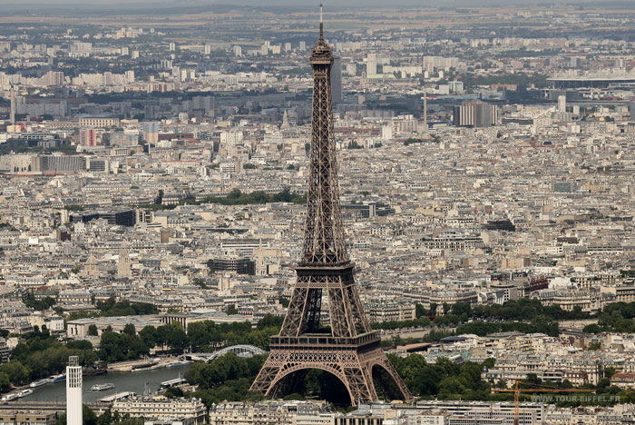 巴黎艾菲爾鐵塔是巴黎的象徵，每年參觀人次高達600萬，也是世界上最多人付費參觀的景點。   圖：翻攝艾菲爾鐵塔官網