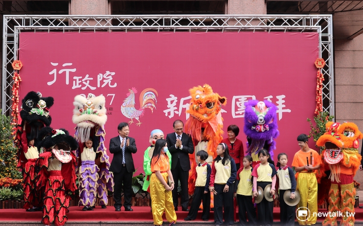 林全（左6）與前來表演的台北市民族國小舞獅團一同合影。   圖：柯昱安/攝