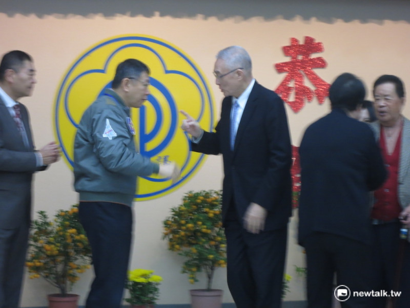 台北市長柯文哲2日出席市議會新春團拜，與前副總統吳敦義寒暄。   圖：呂佳峻/攝