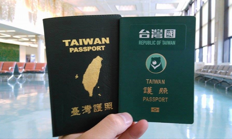 網路傳出外交部通知日本關西機場，凡是在台灣護照貼上「台灣國」貼紙者，是違背中華民國法令、護照視同無效，外交部2日反駁曾有類似作為。   圖：翻攝「台灣國護照貼紙 Taiwan Passport Sticker」臉書粉絲專頁