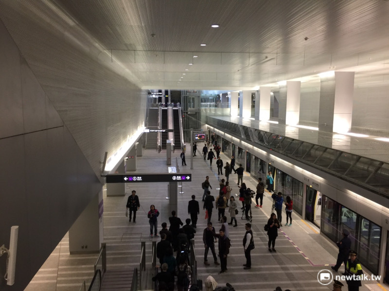 機場捷運台北車站（A1站）月台，空間寬敞。   圖：柯昱安/攝