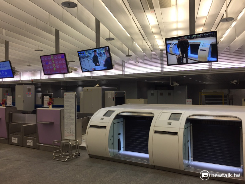 機場捷運台北車站（A1站）設有預掛行李服務，旅客可先行托運行李，目前已有華航與長榮進駐。   圖：柯昱安/ 攝