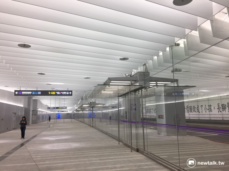 機場捷運台北車站（A1站）內部大廳實景，空間明亮。   圖：柯昱安/ 攝