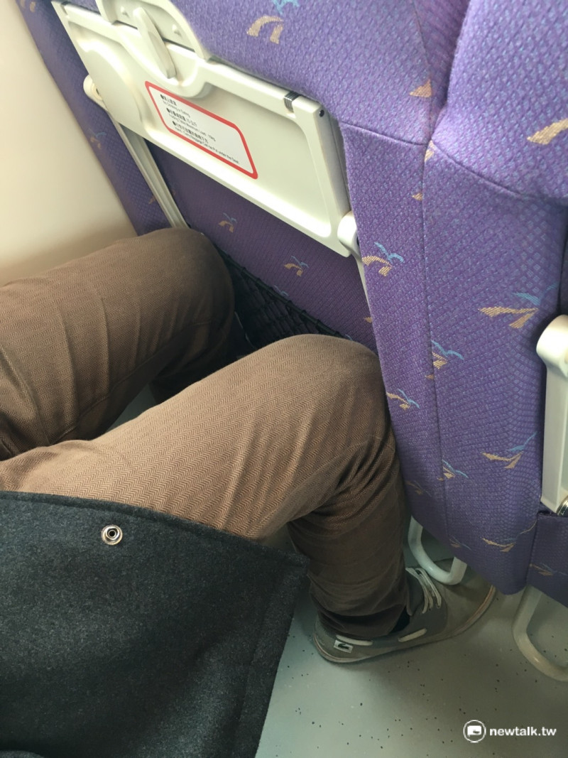 記者實測，一名180公分、中等身材男性乘坐時，膝蓋會頂到前方座椅，伸展空間有限。   圖：柯昱安/攝