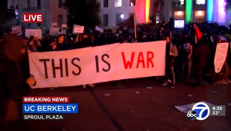 美國加州大學柏克萊分校（UC Berkeley）上千名學生為了抗議一名保守派新聞編輯赴校演說，在校園內示威遊行，突然失控演變為暴動。   圖：翻攝網路