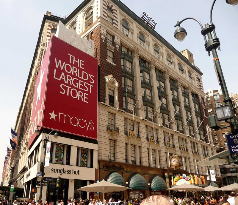 在去年宣布關閉旗下100家分店的美國最大百貨公司梅西百貨（Macy’s），近日盛傳加拿大企業正接洽收購。   圖：翻攝自維基百科。