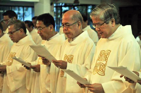 菲律賓各地神父於4日晚間彌撒時宣讀主教團的信函，譴責杜特地的打擊毒品手段，在許多地方窮人受到恐怖統治，許多人被殺害。   圖：翻攝天主教會菲律賓主教團臉書
