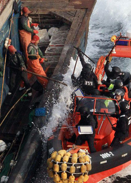 韓國報導顯示，因受中國漁船非法捕撈影響，導致2016年漁獲量創44年來新低，也讓魚類和貝類價格創5年來新高。圖為中國漁民過去反抗韓國海警執法的情況。
   圖：翻攝自維基百科