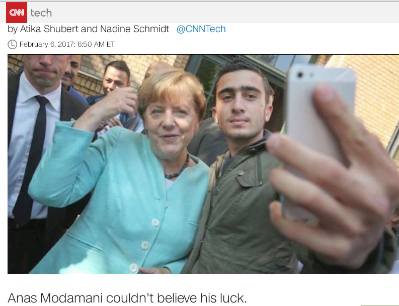 敘利亞難民莫達馬尼（右）與德國總理梅克爾開心玩自拍，卻沒想到照片被加工。   圖：翻攝CNN