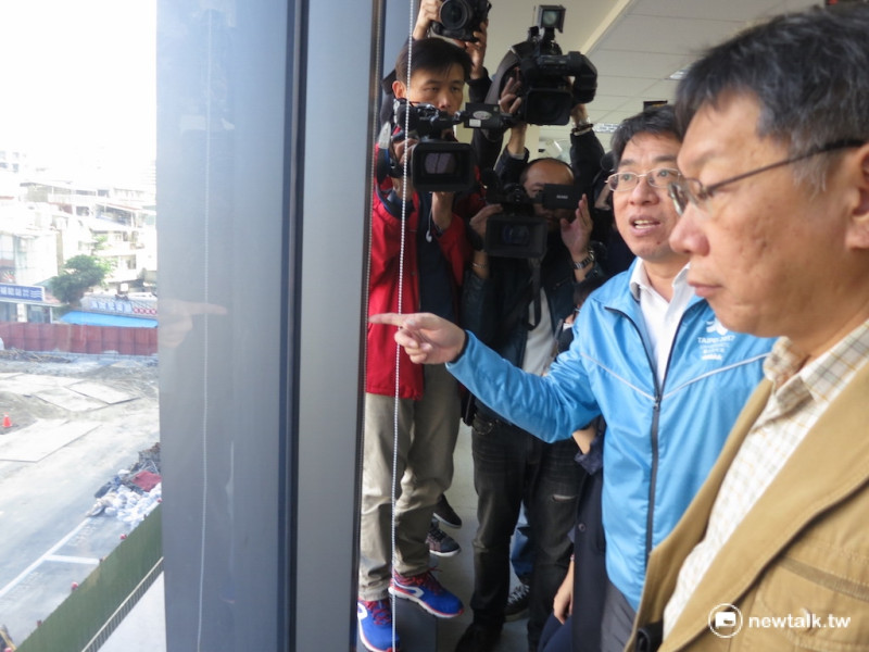 台北市長柯文哲審視萬華雙子星大樓周邊環境。   圖：呂佳峻/攝