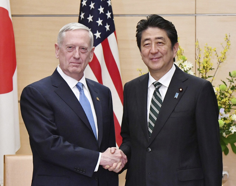 美國防部長馬提斯（左）出訪東京，與日本首相安倍晉三（右）會晤。   圖：達志影像/美聯社資料照片。