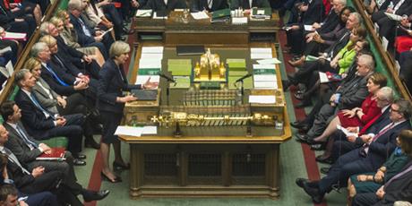 英國下議院通過脫歐法案，首相梅伊（左站者）將得以在3月底啟動脫歐程序。   圖：翻攝英國會官網