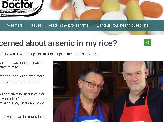 北愛爾蘭貝爾法斯特皇后大學的教授馬哈爾格（右）研究稻米數十年，上BBC節目示範烹調。   圖：翻攝BBC官網