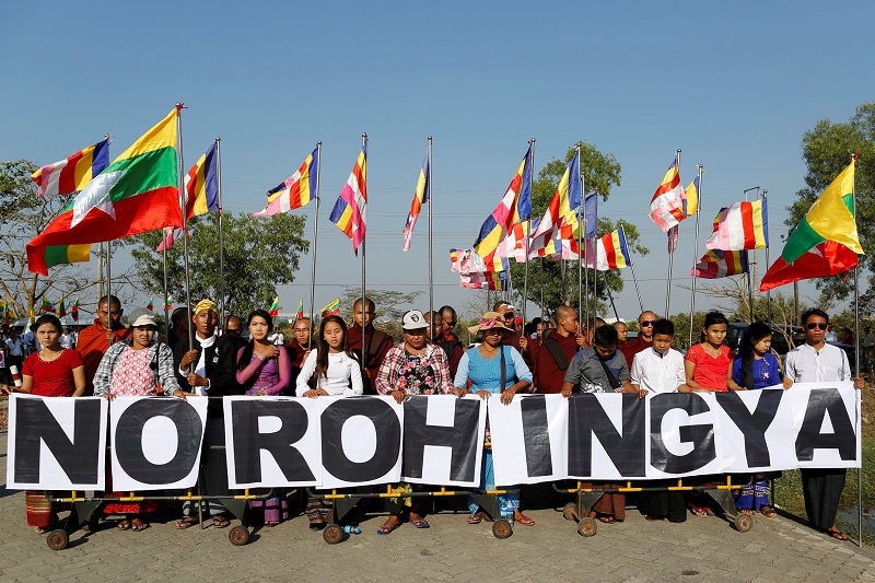 馬來西亞一艘船舶9日抵達緬甸仰光，為逃離血腥鎮壓的數以千計洛興雅（Rohingya）穆斯林運送救援物資，一到港口便遭遇反洛興雅的示威抗議。   圖：達志影像/路透社