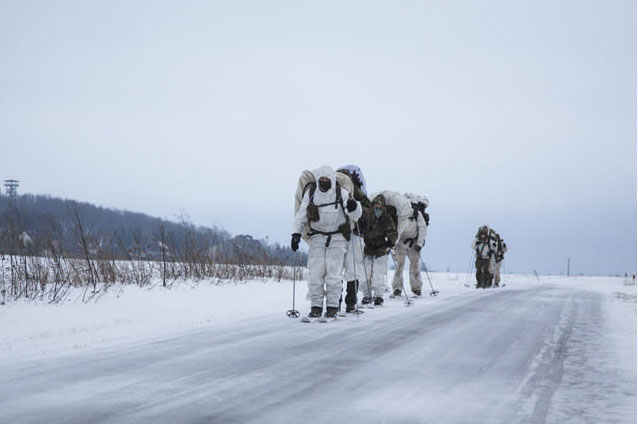 由公民志願參加的「愛沙尼亞防衛隊」，在酷寒的俄羅斯邊界進行演習。   圖：翻攝愛沙尼亞國防部官網