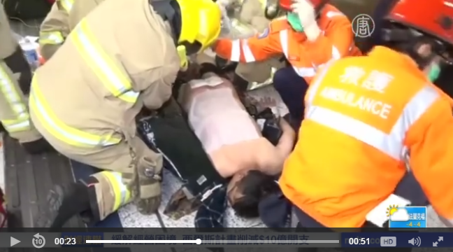 香港地鐵縱火事件受傷的18人中，其中有1名是38歲的台籍女乘客。陸委會表示，將儘速協助家屬下午赴港探視。圖為10日意外發生時現場急救狀況。   圖：翻攝新唐人電視
