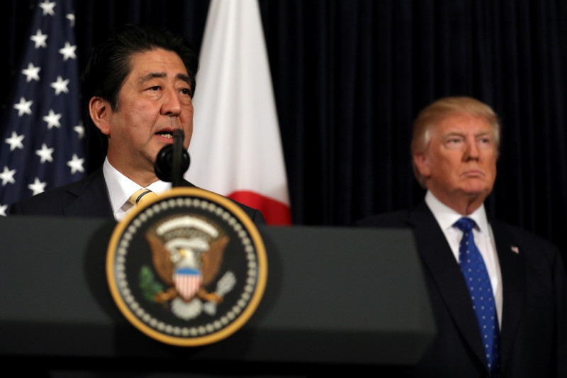 日本首相安倍晉三（左）與美國總統川普會面，已經確認尖閣諸島議題寫入《美日安保條約》。   圖：達志影像/路透社資料照片