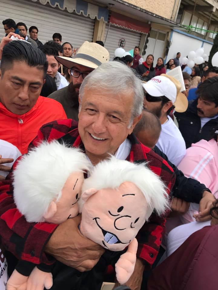 前墨西哥市長奧博拉多爾（前）受到民眾支持，還收到自己肖像的玩偶。   圖：翻攝奧博拉多爾臉書