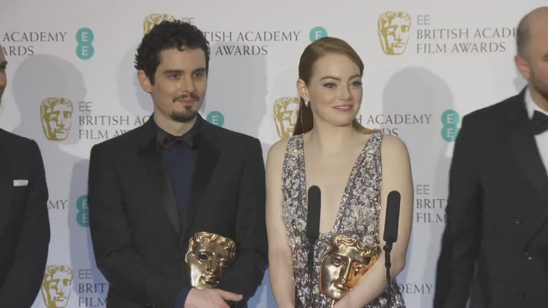 《樂來越愛你》在英國影藝學院電影獎奪得5項大獎，成為最大贏家。圖左為導演達米恩查澤雷（Damien Chazelle），右為女主角艾瑪史東（Emma Stone）。   圖：翻攝BAFTA臉書。