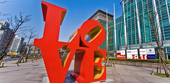 最新調查顯示，半數以上的台灣民眾會在情人節送禮給伴侶，平均消費金額為新台幣4,557元，名列亞太第3高。圖為台北101前的「LOVE」公共藝術。   圖：翻攝台北101官網。