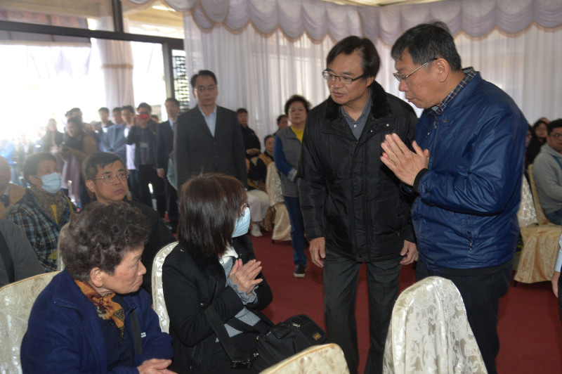 台北市長柯文哲14日上午也赴北市第二殯儀館靈堂前致意，並慰問罹難者家屬。   圖：台北市攝影記者聯誼會提供