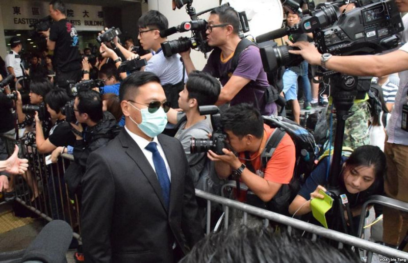 香港佔中期間爆發的「7警案」，14日香港法院已作出判決，遭判有罪的7名被告紛紛透過律師求情。圖：被告離開法院畫面。   圖：翻攝自維基百科。