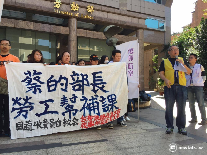 勞工團體15日前往勞動部前抗議。   圖：鄭佑漢/攝