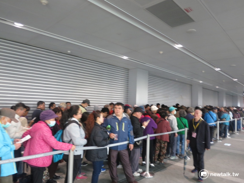 機場捷運16日至3月1日正式開放民眾自由試乘，開放民眾領取號碼牌，其中，A1台北車站一早就擠滿排隊民眾。   圖：呂佳峻/攝