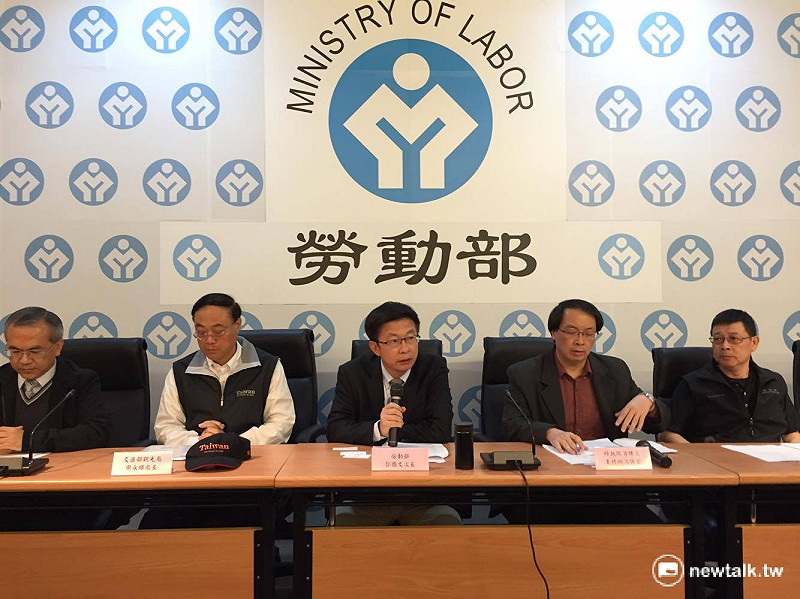 勞動部、交通部16日召開記者會宣布，將會大規模啟動旅行社一日遊行程規劃及遊覽車業者的勞檢稽查。   圖：鄭佑漢/攝