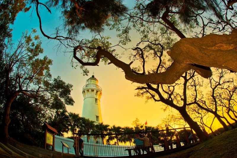 為了展現台灣燈塔之美，航港局出版「台灣燈塔風情」一書。圖為白沙岬燈塔。   圖:航港局提供
