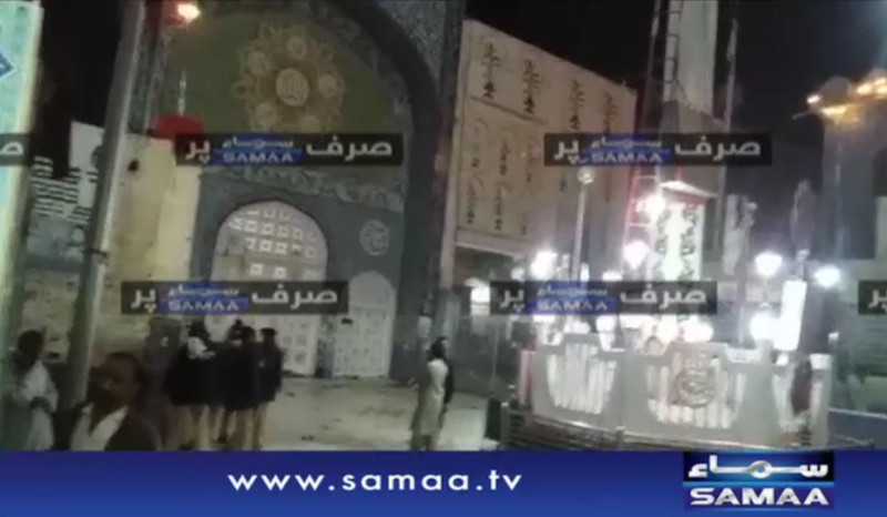 巴基斯坦清真寺16日傳出自殺炸彈攻擊，由於正逢慶典，死傷慘重。   圖：翻攝SAMAA TV