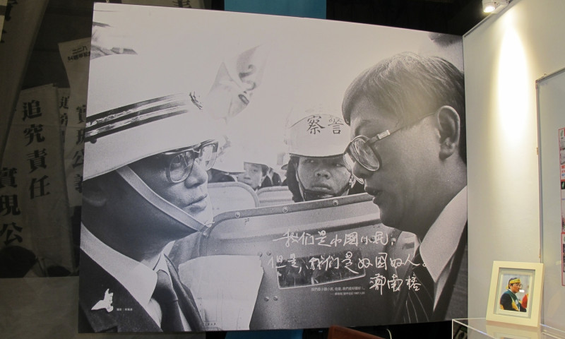 30年前鄭南榕發請228平反活動與憲兵對峙情形。照片為攝影師宋隆泉拍攝。   圖：宋隆泉/攝