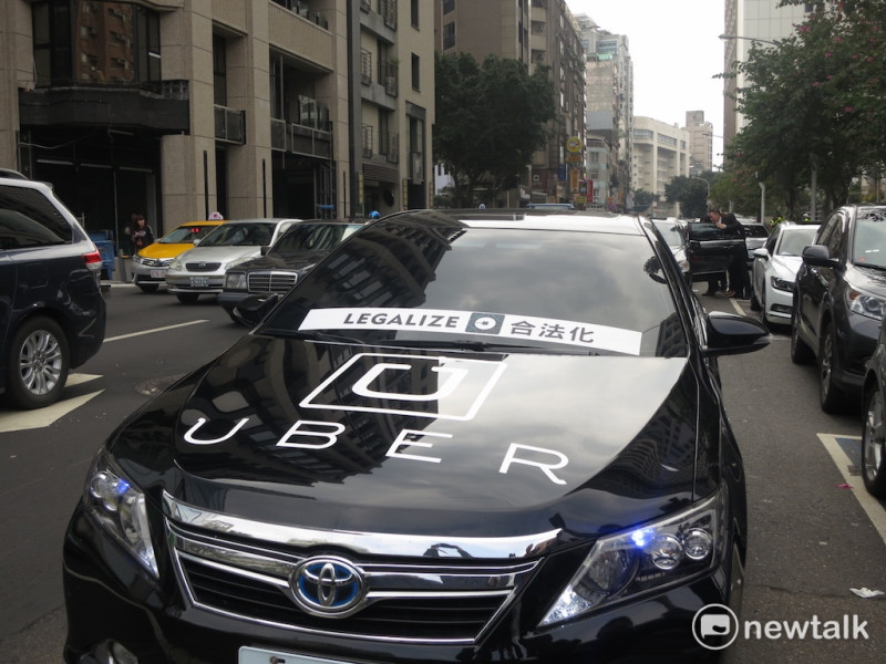 Uber合作司機10日上午赴交通部前陳情抗議，並宣稱發動300台Uber司機繞行交通部。   圖：呂佳峻/攝
