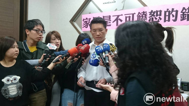 針對家暴醜聞，民進黨台北市議員童仲彥6日召開記者會向妻子李秀環致歉，並表示將以贖罪心情做好接下來的議員任期。   圖：呂佳峻/攝