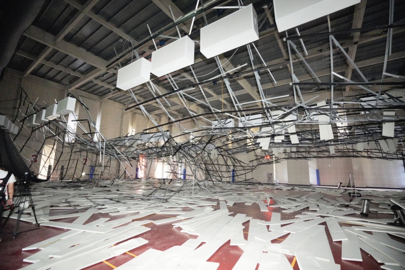 八德國民運動中心5樓羽球場天花板在地震時突然整個崩落。   圖：賴香伶競辦/提供（資料照）