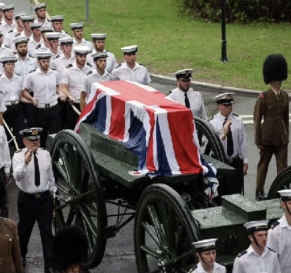 伊莉莎白的靈柩從教堂大廳抬出後，隨著皇家海軍國家炮車開始往教堂遊行，約 6000 名皇家海軍成員在路線上列隊。   圖：翻攝自騰訊網