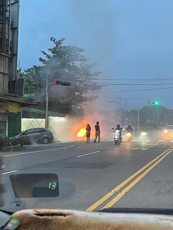 台東市中興路今日傍晚傳出加油站漏油導致整條馬路氣爆，排水溝也冒出火勢，現場出動10多輛消防車救援。   圖：翻攝Nako Chen臉書