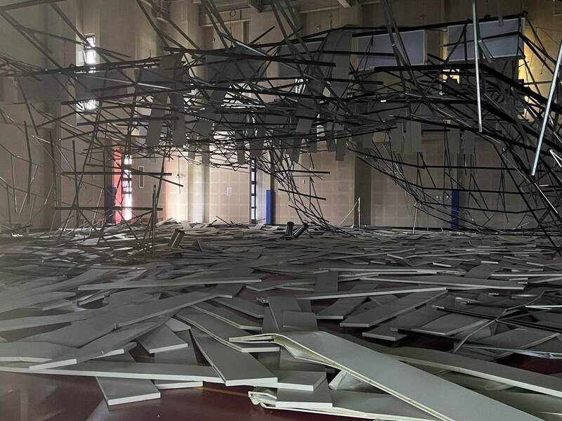桃園市八德國民運動中心5樓多功能球場天花板輕鋼架及隔音板因18日地震崩塌，造成一人受傷。   圖：翻攝林佳瑋臉書