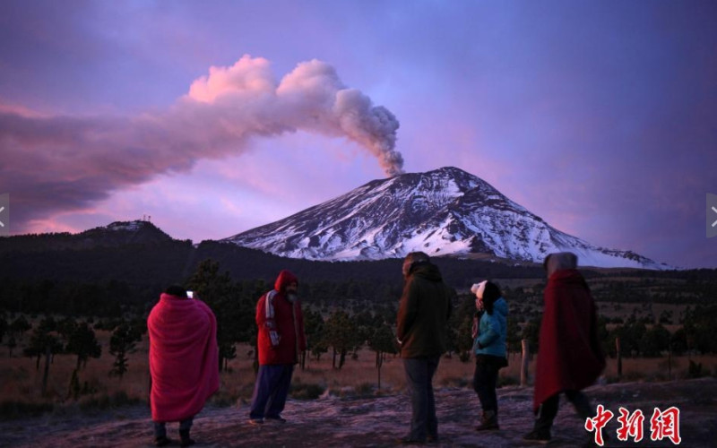 墨西哥首都墨西哥城東南方向約 65 公里的波波卡特佩特火山以及位於科利馬州的另一處火山都出現了活動跡象，噴出了一些氣體。(資料照片)   圖 : 翻攝自中新網