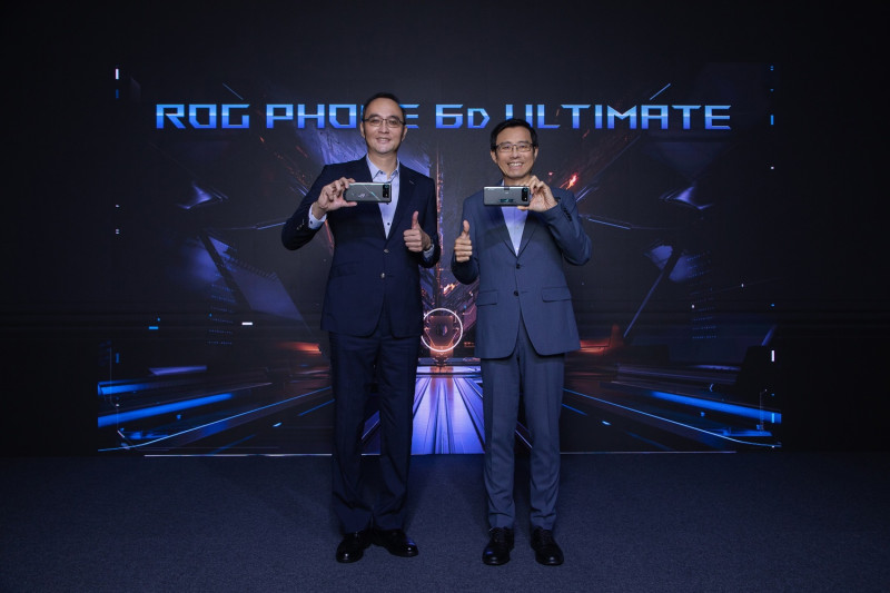 (右起)華碩共同執行長許先越與聯發科技總經理陳冠州一同揭示ROG Phone 6D Ultimate與ROG Phone 6D。 圖：ROG/提供