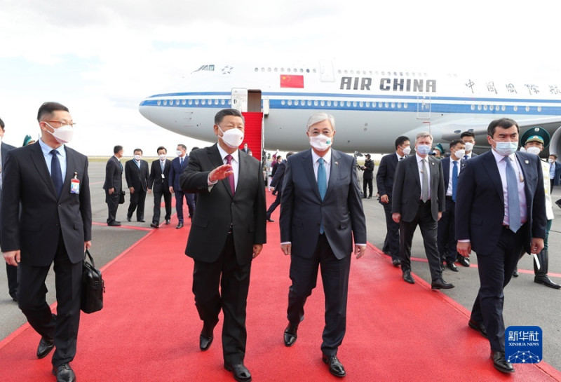 中共領導人習近平（左）中亞行到哈薩克進行國事訪問，會面哈薩克斯坦總統托卡耶夫（Kassym-Jomart Tokayev，右）。   圖：翻攝自新華網（資料照）