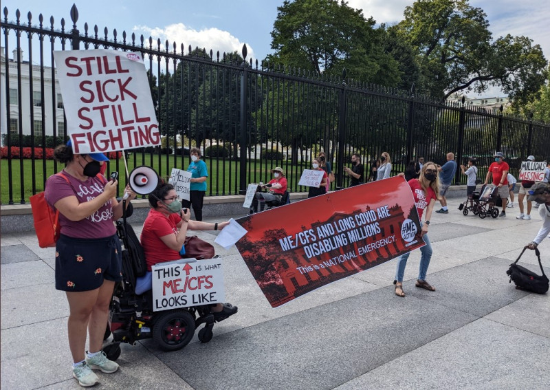 美國總統拜登稱疫情已經結束，大批民眾聚集在白宮門口抗議。   圖:翻攝自推特Brian Vastag @brianvastag