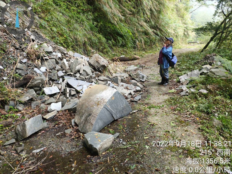 台東918大地震造成1死168傷。(圖為利嘉林道受地震影響落石嚴重)   圖：台東林管處提供（資料照）