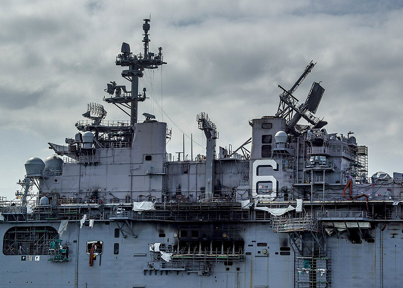 美海軍「好人理查號」大火撲滅後,可見艦身已嚴重受損。 圖:翻攝自維基百科(資料照)
